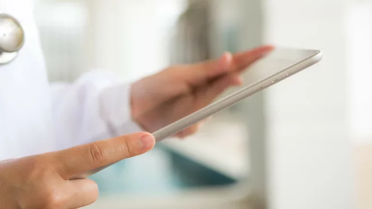 Médico con tablet en las manos
