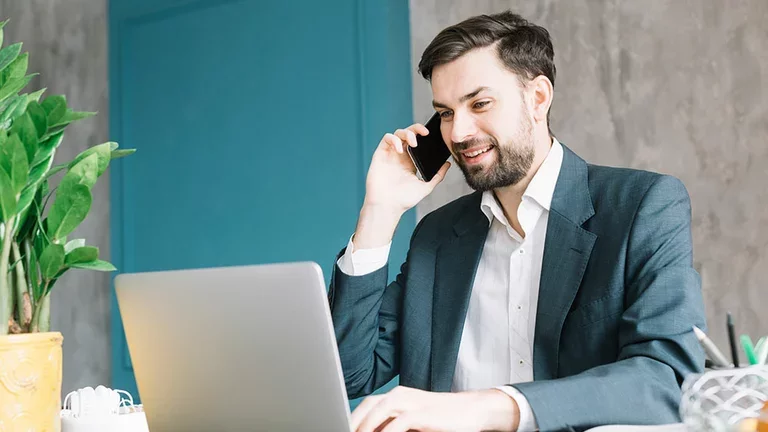 Trabajo con movil e ordenador 