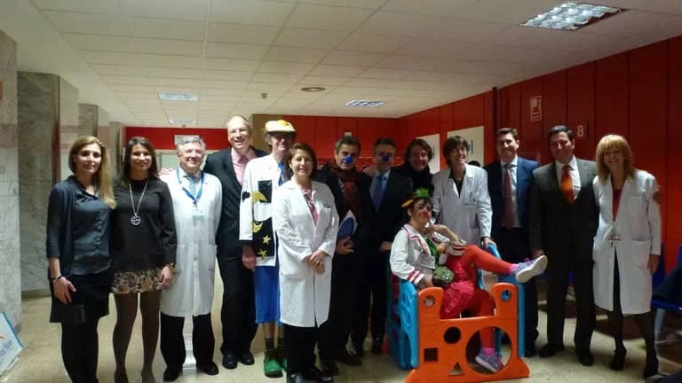 Voluntarios de Air Liquide Healthcare junto a los Doctores Sonrisa de la Fundación Theodora