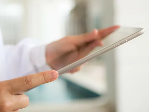 Médico con tablet en las manos