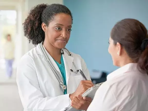 Profesional sanitario con una paciente