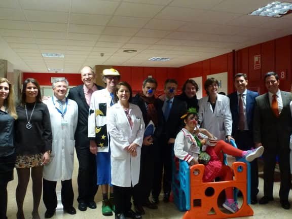 Voluntarios de Air Liquide Healthcare junto a los Doctores Sonrisa de la Fundación Theodora