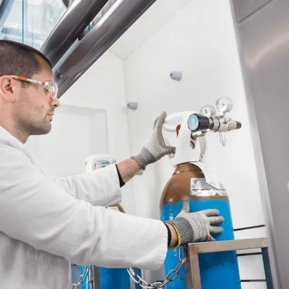 Profesional manejando una botella